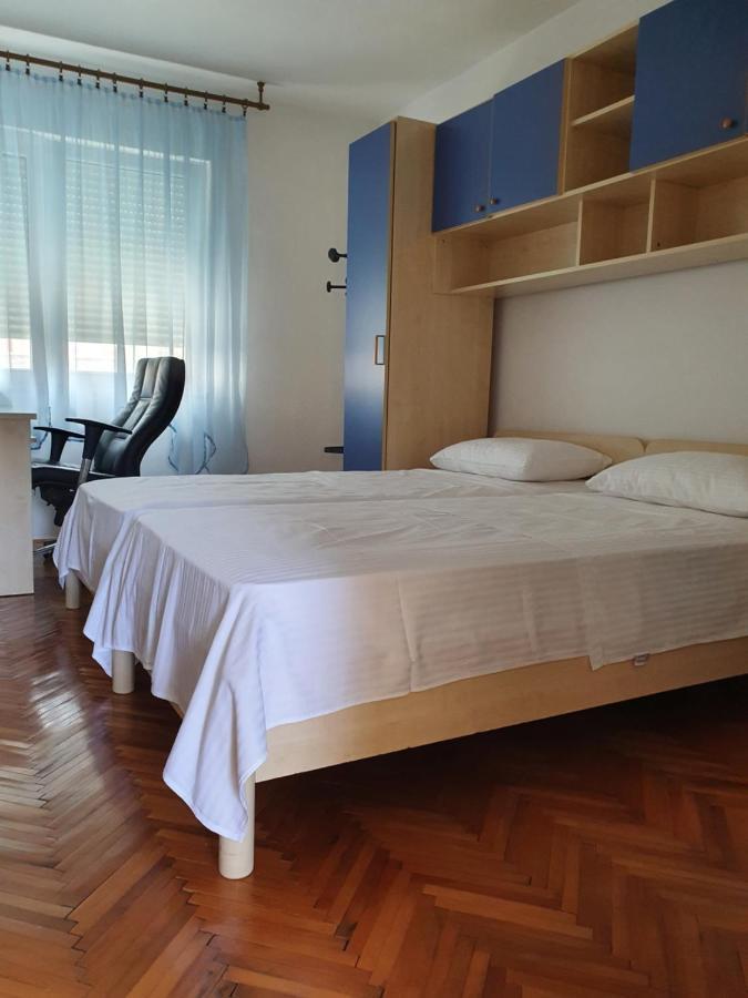 Apartman Noa Knin Exteriör bild